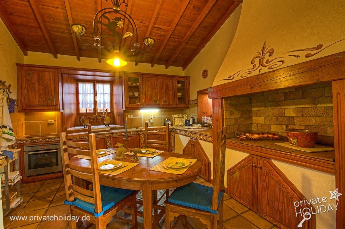 Cuisine avec meubles en bois et table à manger – Tacoronte, Ténérife