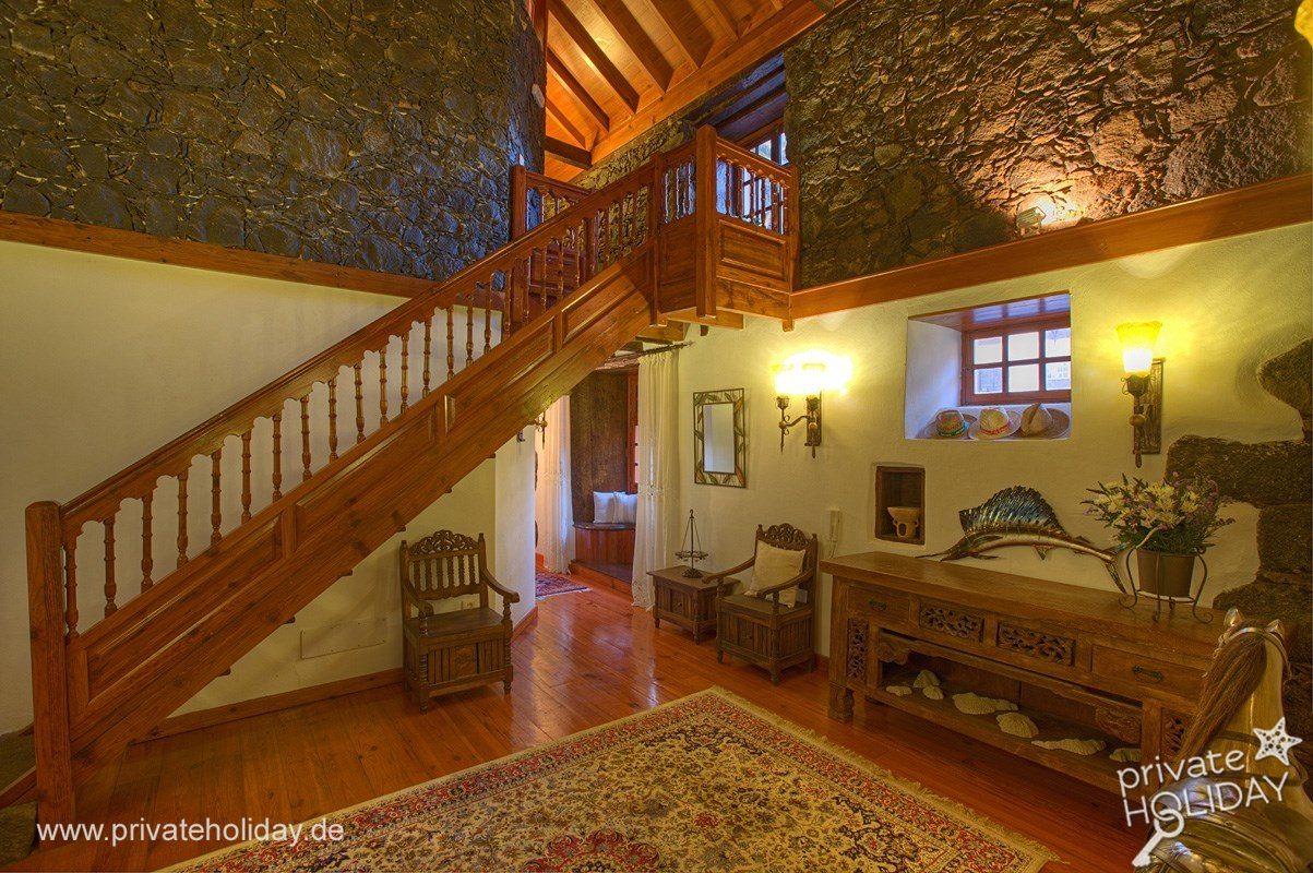 Salon avec escalier et poutres apparentes – Tacoronte, Ténérife