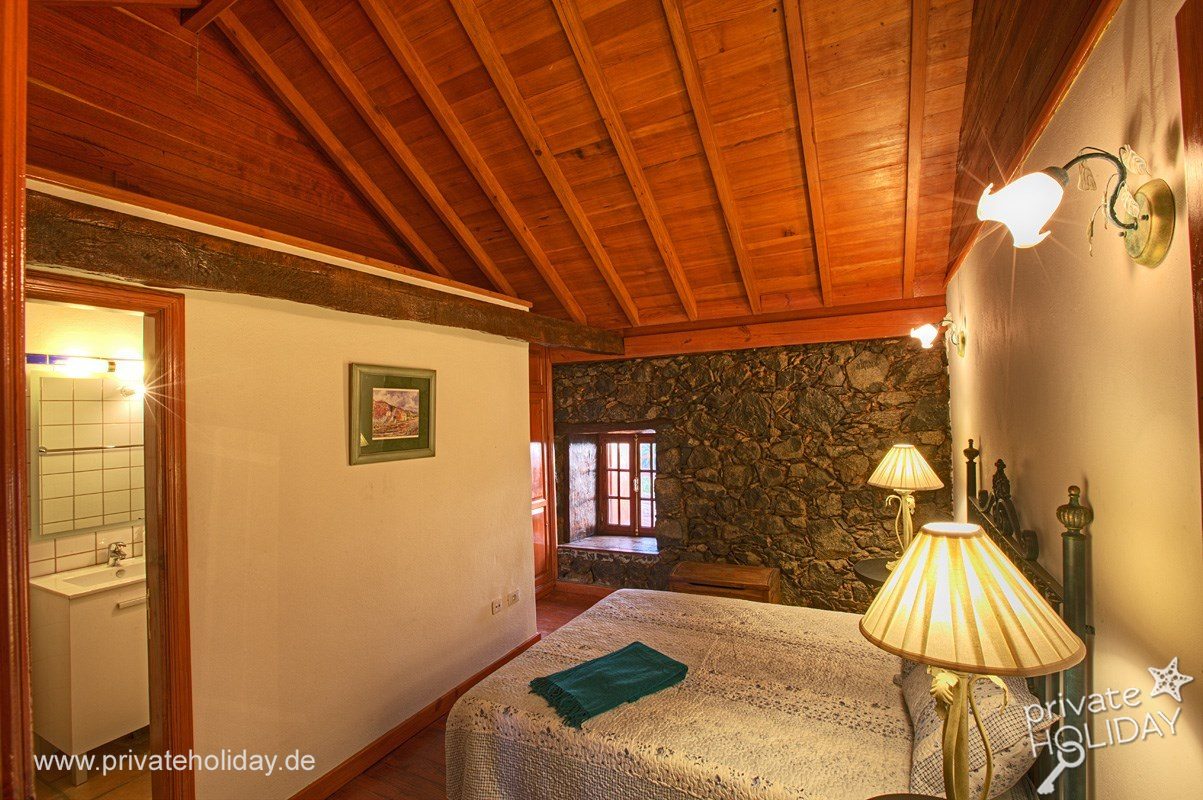 Chambre avec salle de bain attenante et mur en pierre – Tacoronte, Ténérife