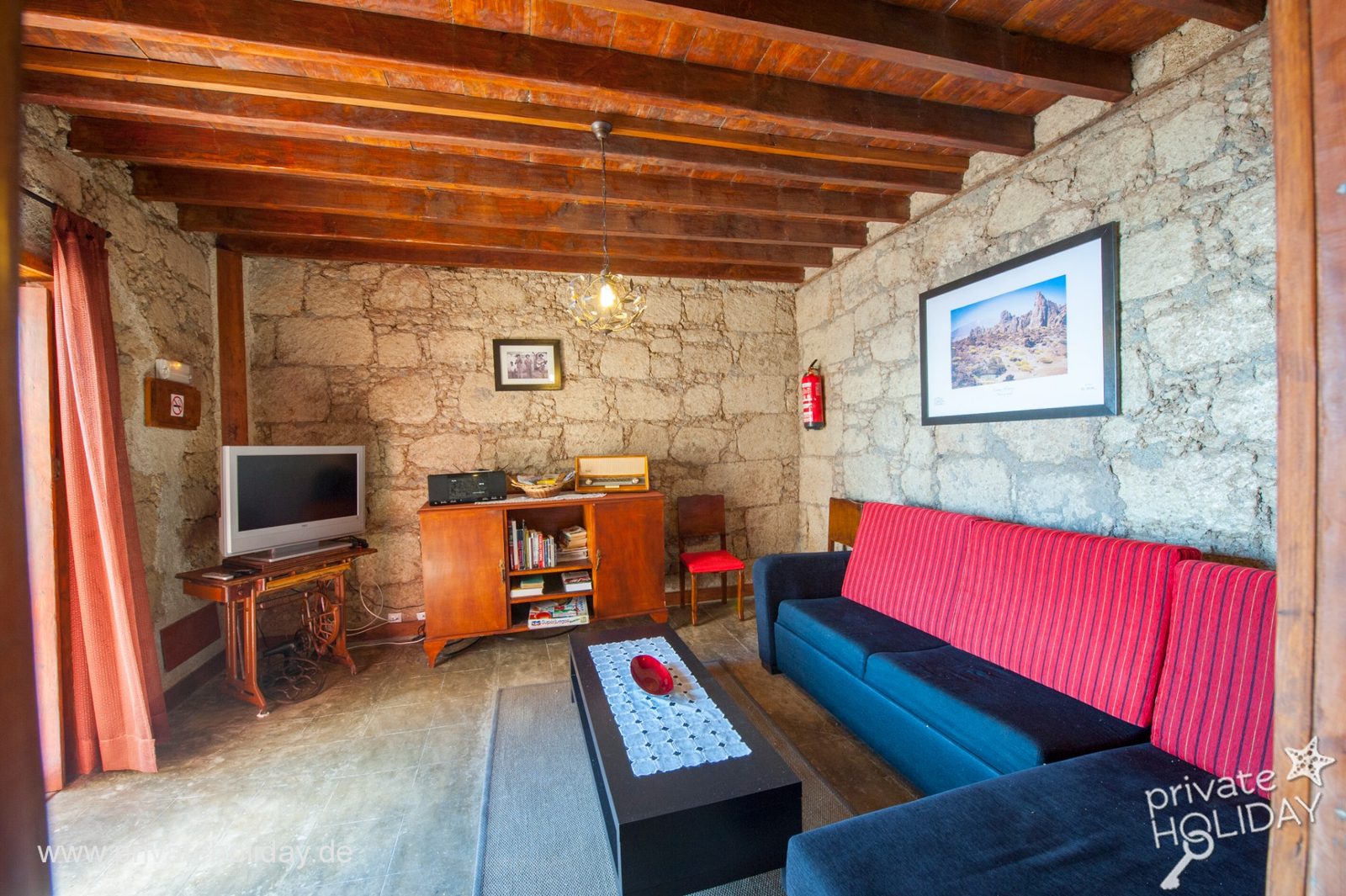 Salón con sofá y techo de vigas de madera – Arico, Tenerife
