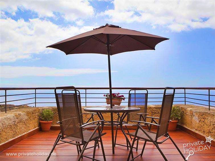 Terraza con mesa, sillas y sombrilla – Arico, Tenerife