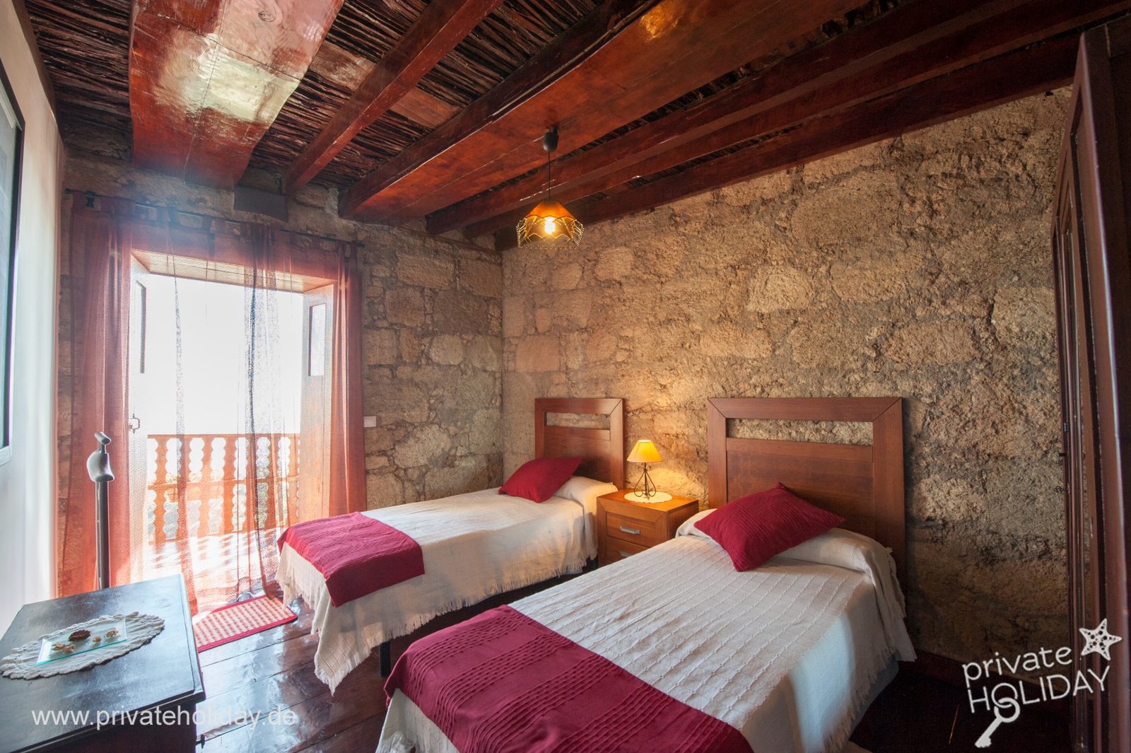 Dormitorio con dos camas individuales y puerta al balcón – Arico, Tenerife