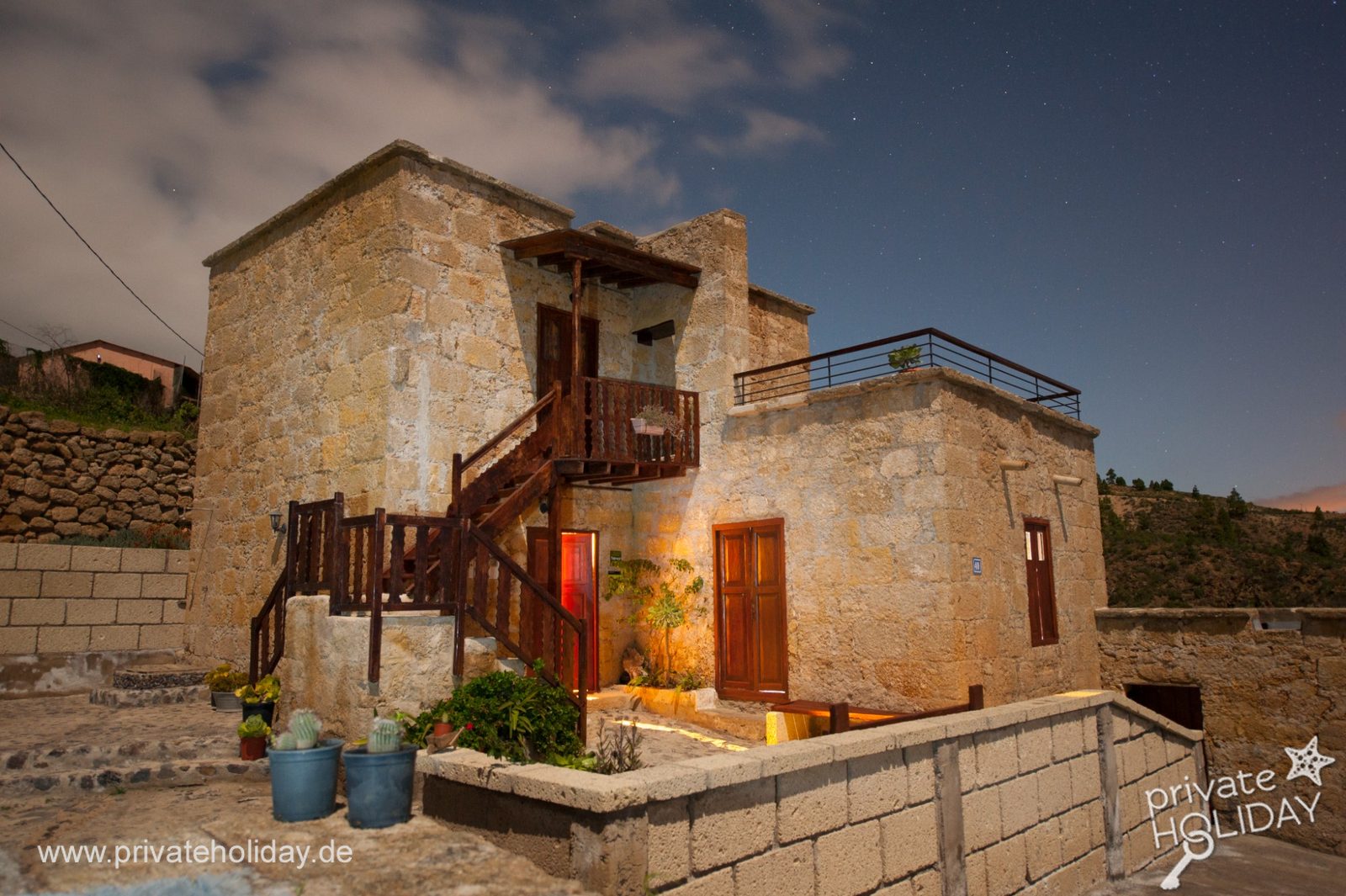 Casa de piedra con escalera exterior y azotea – Arico, Tenerife