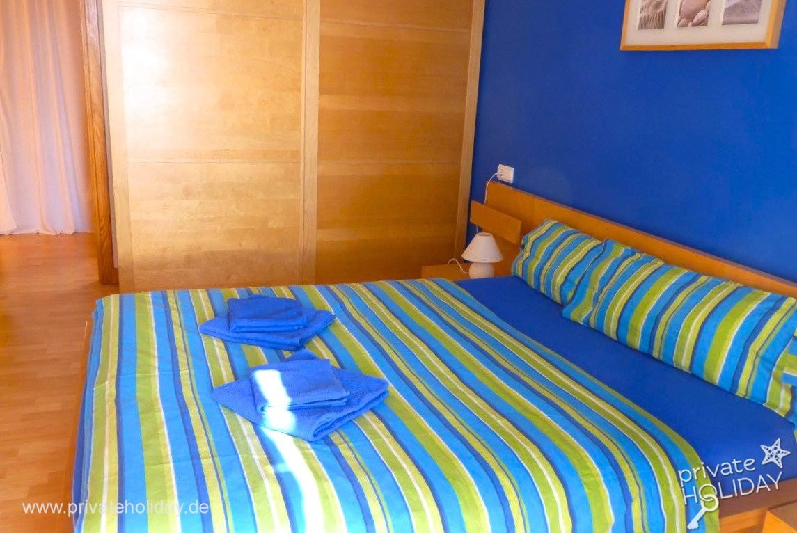 Camera da letto con letto matrimoniale e biancheria colorata – Costa Calma, Fuerteventura