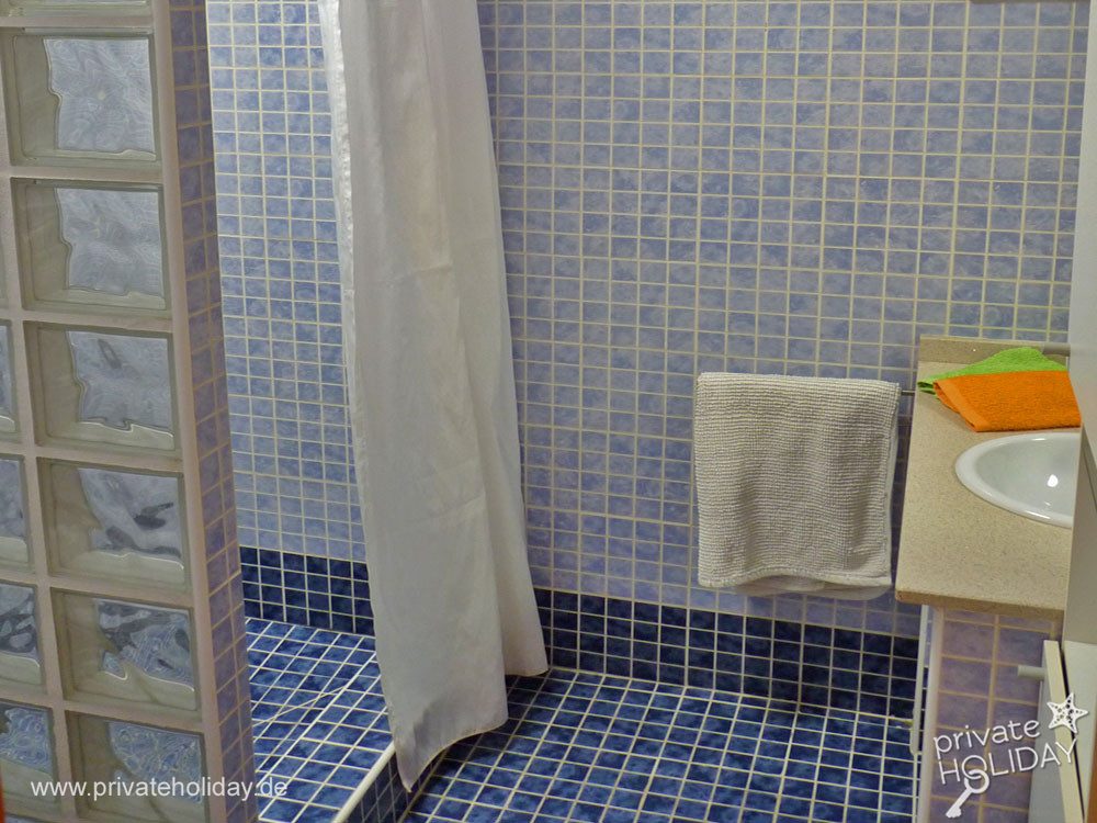 Bagno con doccia a filo pavimento e vetromattoni – Costa Calma, Fuerteventura