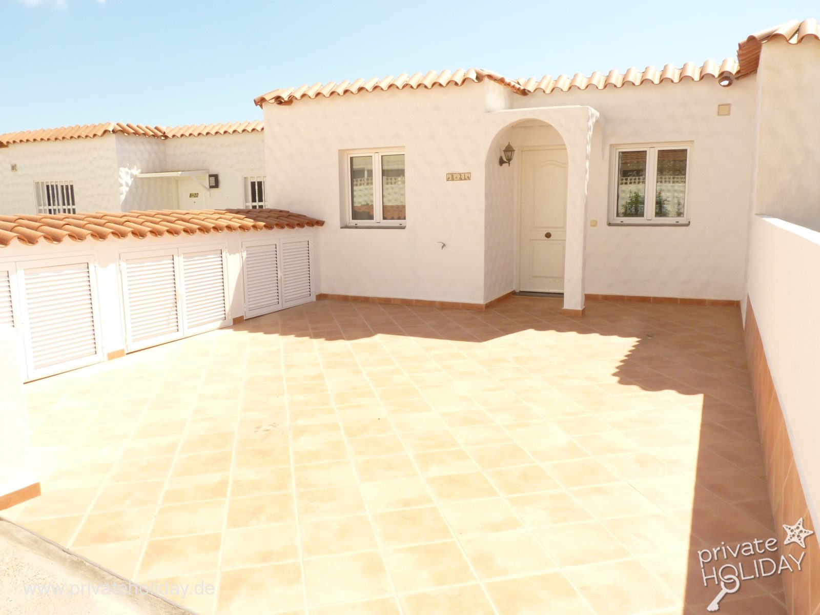 Patio piastrellato con porta d’ingresso – Costa Calma, Fuerteventura