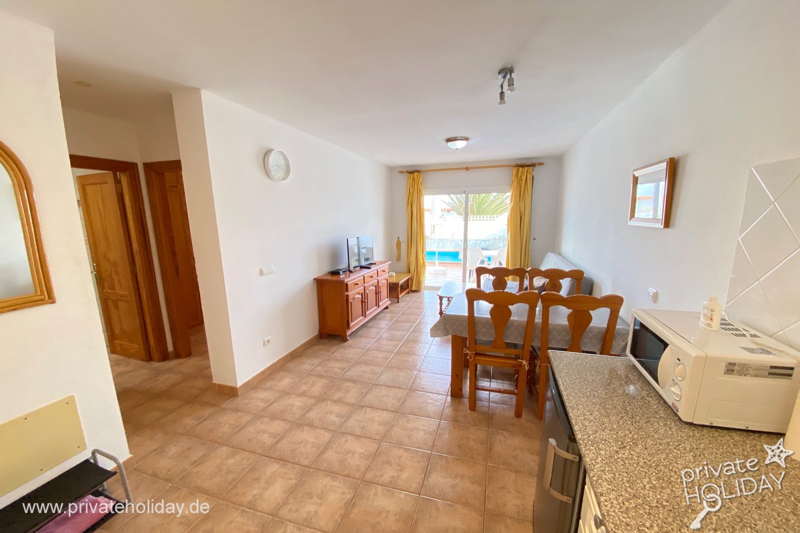 Salón comedor con puerta a la terraza – Costa Calma, Fuerteventura