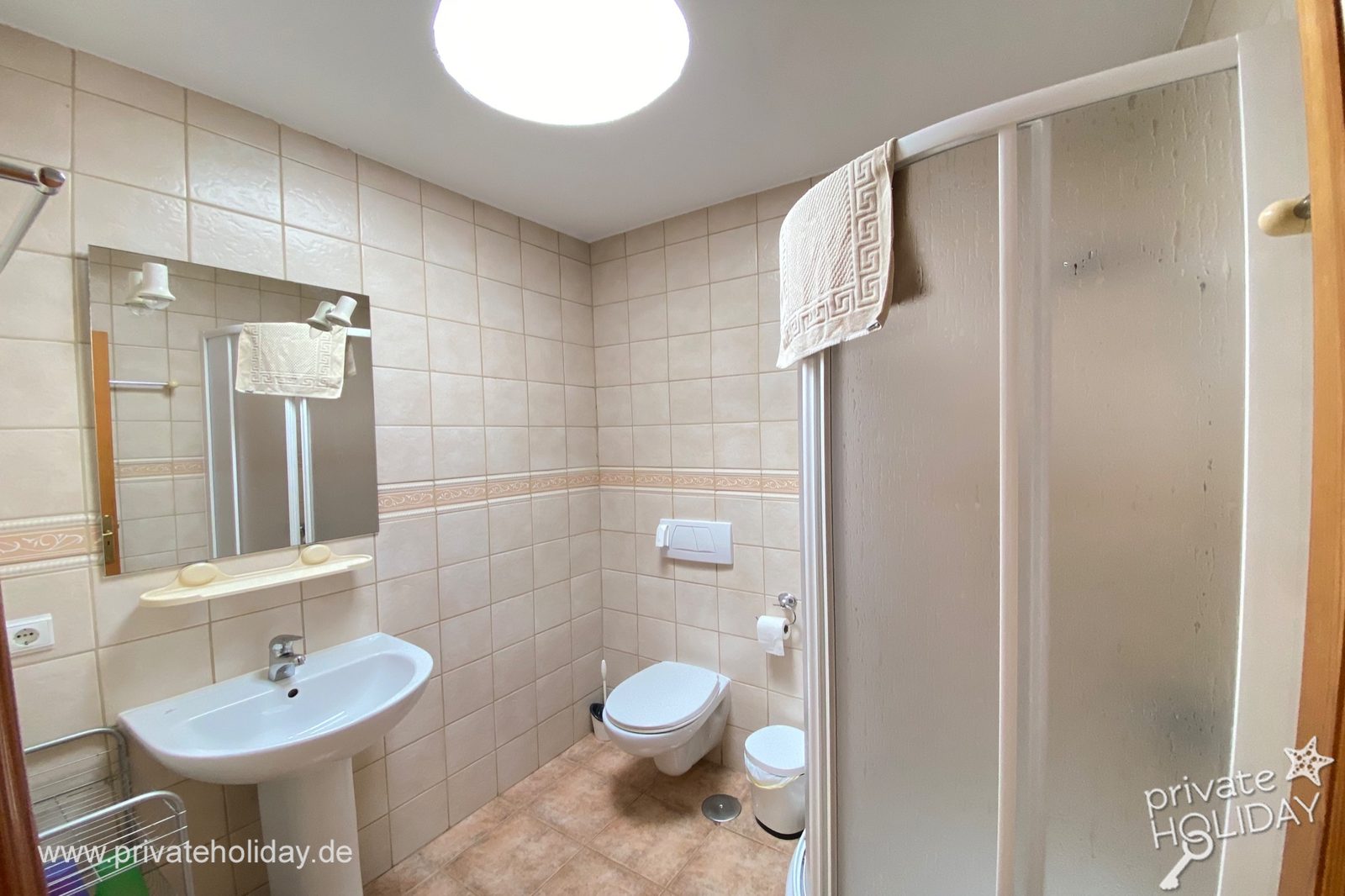 Baño con ducha y lavabo de pared – Costa Calma, Fuerteventura