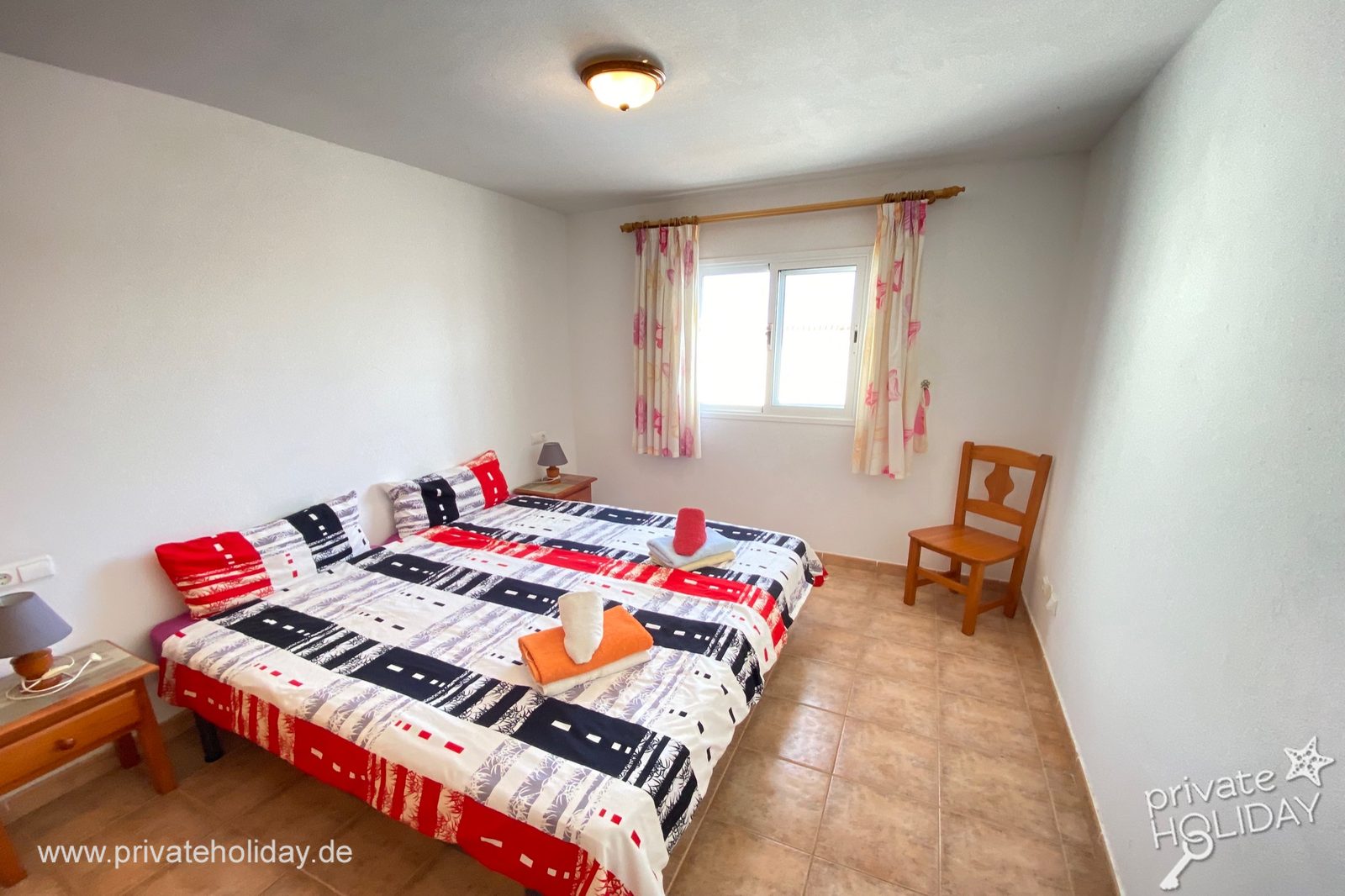 Dormitorio con cama doble y ventana – Costa Calma, Fuerteventura
