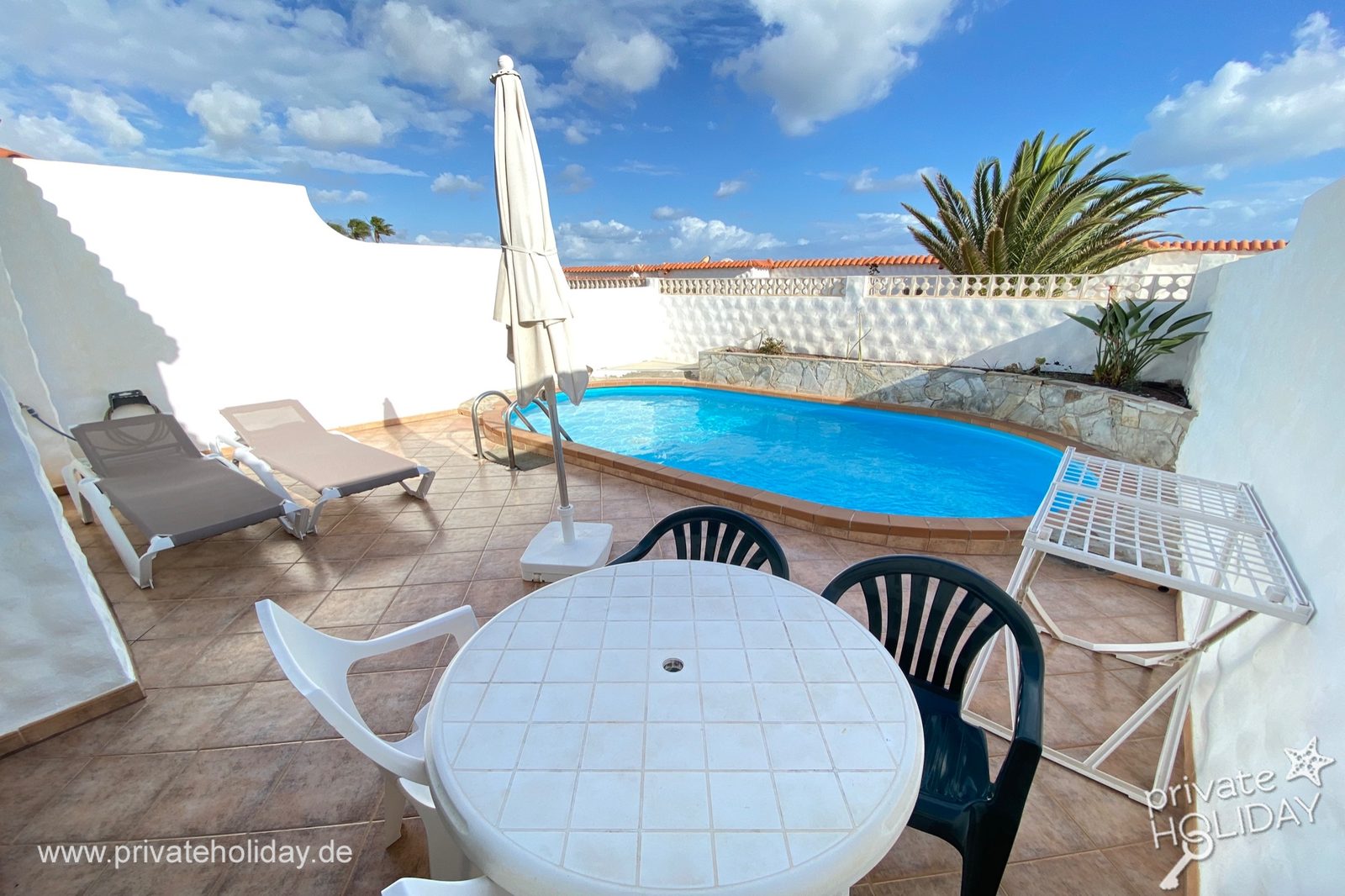 Terraza con piscina privada y tumbonas – Costa Calma, Fuerteventura