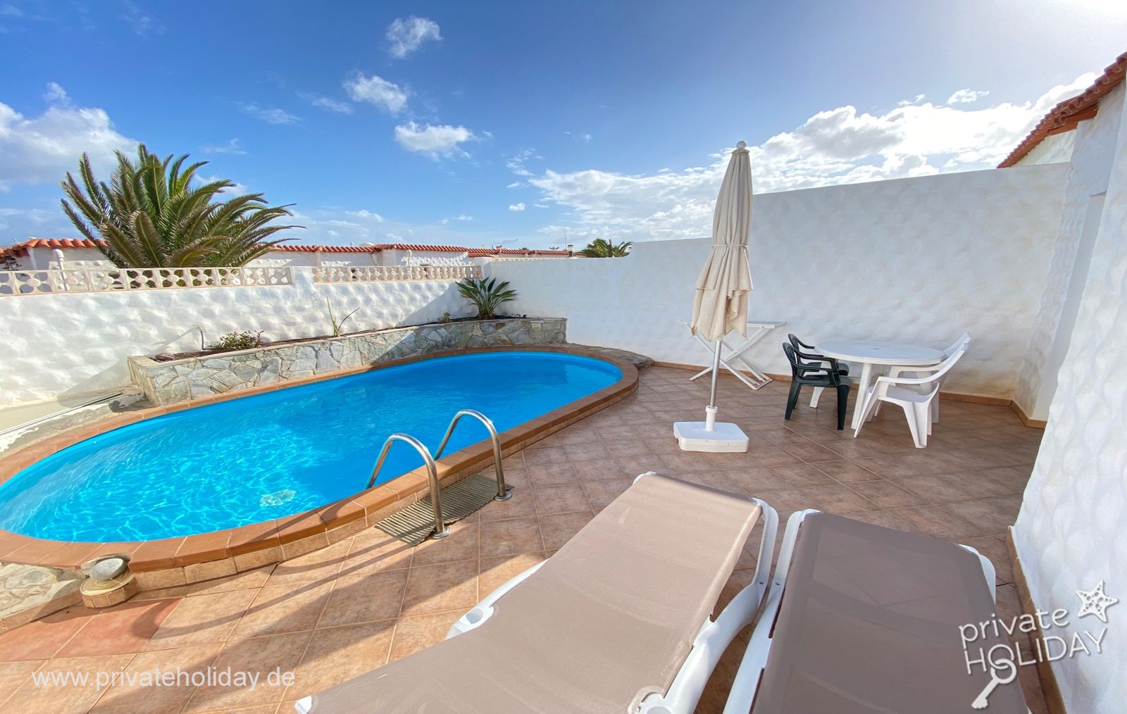 Piscina privada con tumbonas y sombrilla – Costa Calma, Fuerteventura