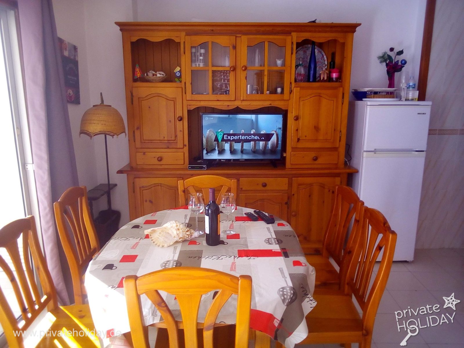 Comedor con mesa de madera y aparador – Icod de los Vinos, Tenerife