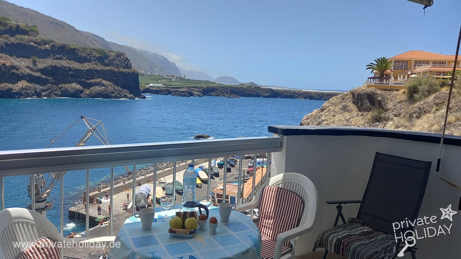 Balcon avec table et vue sur la baie – Icod de los Vinos, Ténérife
