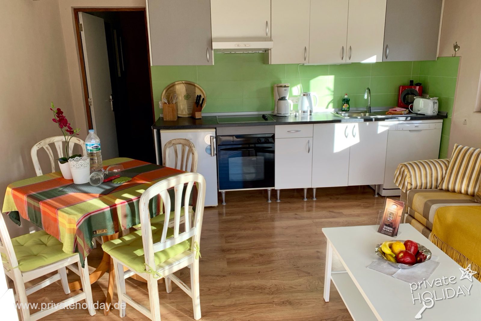 Cucina abitabile con tavolo e paraschizzi verde – Guía de Isora, Tenerife