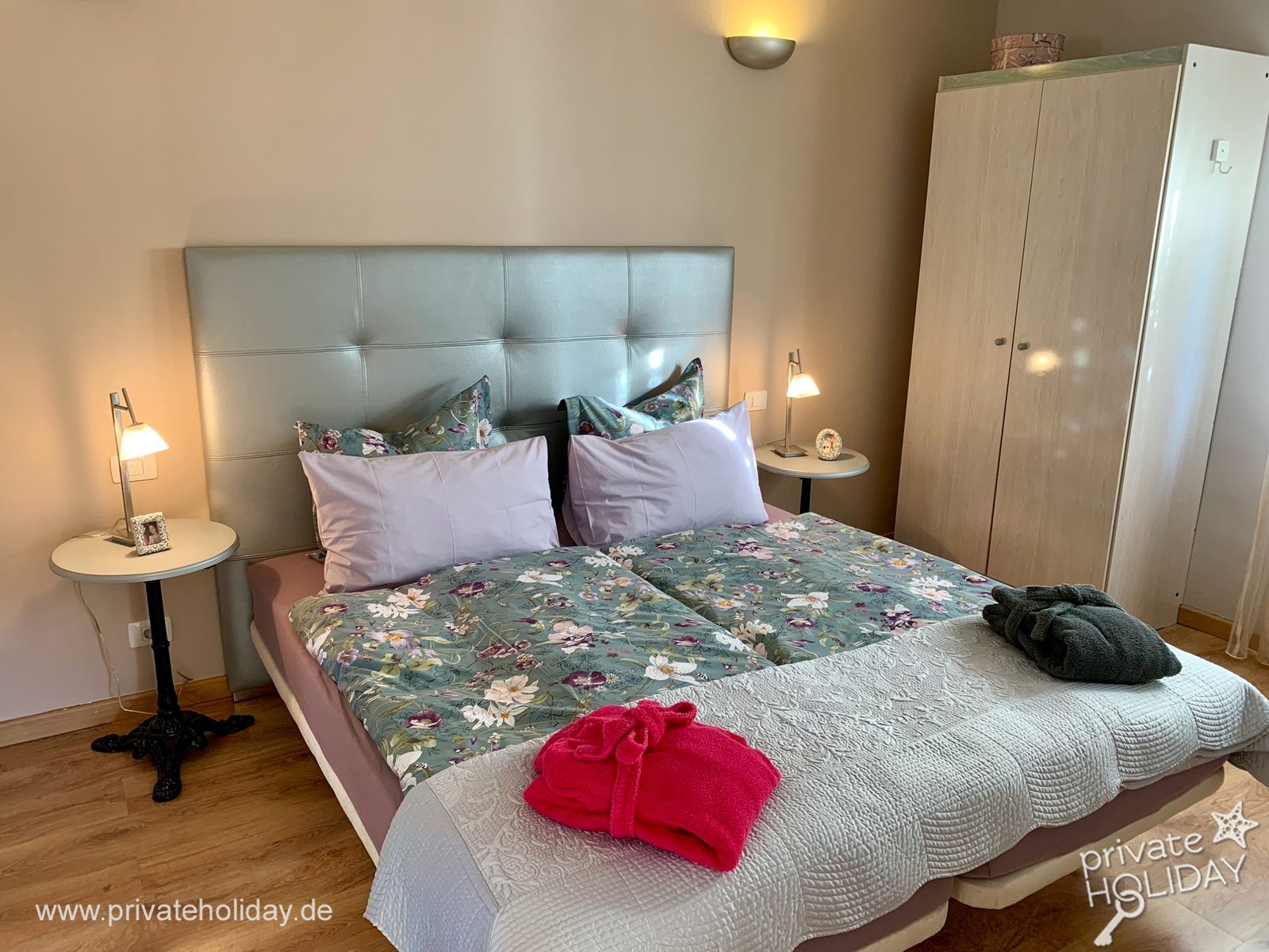 Camera da letto con letto matrimoniale e abat-jour – Guía de Isora, Tenerife