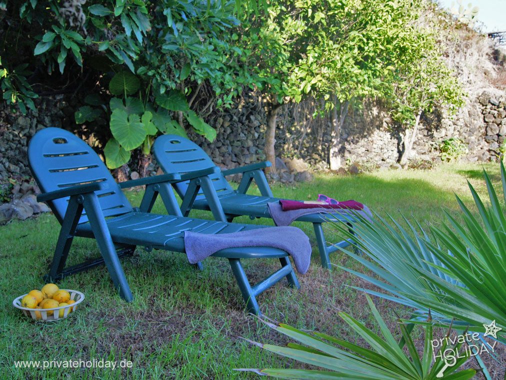 Jardin avec chaises longues et serviettes – Garachico, Ténérife