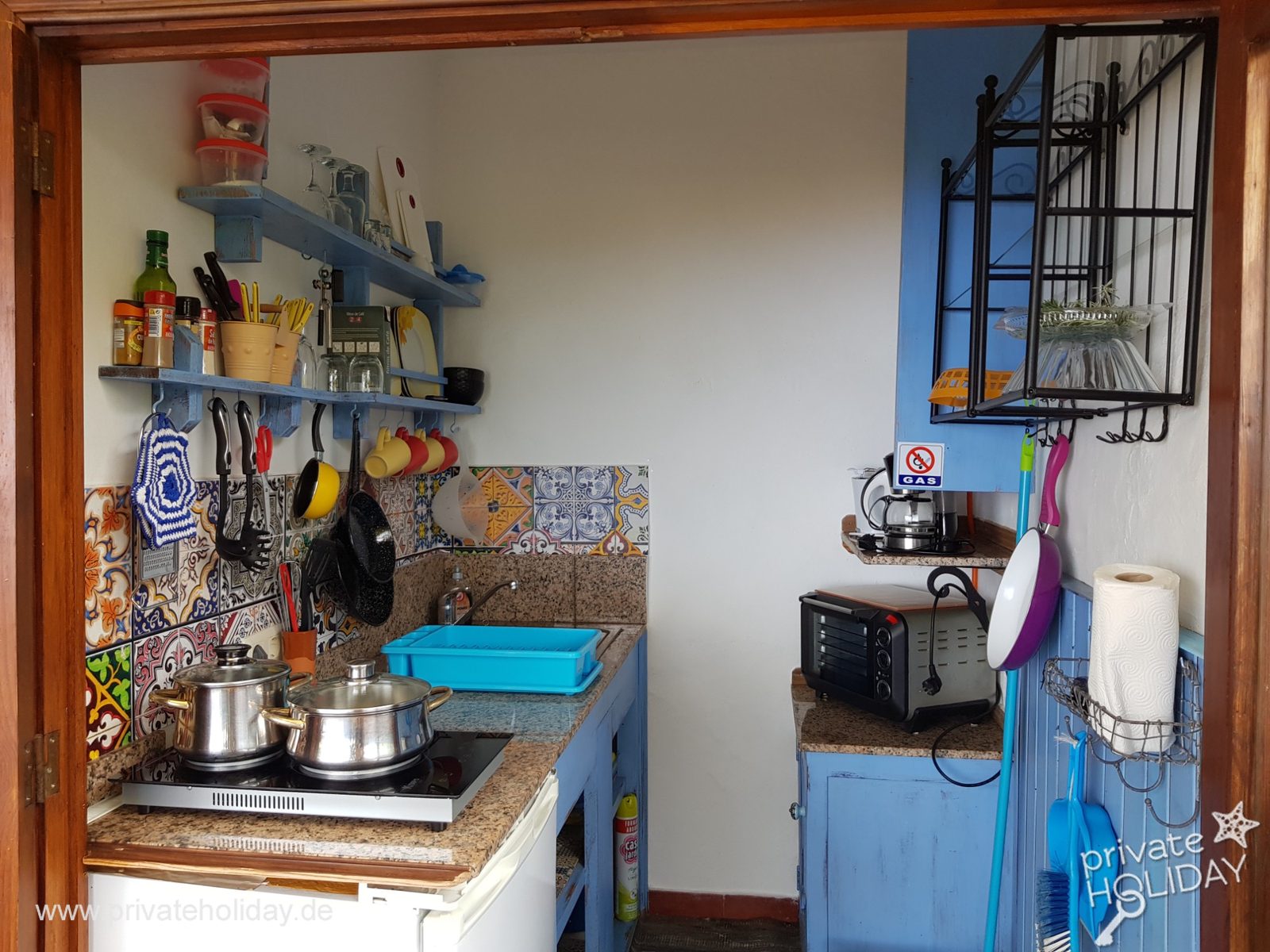Petite cuisine avec cuisinière et étagères murales – Garachico, Ténérife