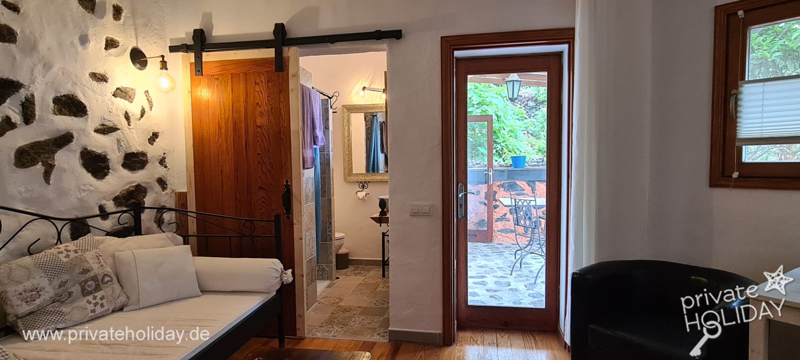 Salon avec canapé et porte-fenêtre – Garachico, Ténérife