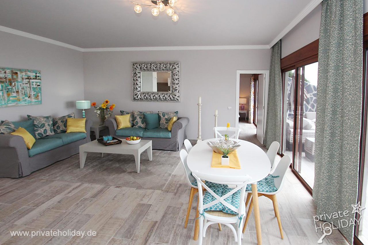 Salon z stołem i drzwiami tarasowymi – Guía de Isora, Tenerife