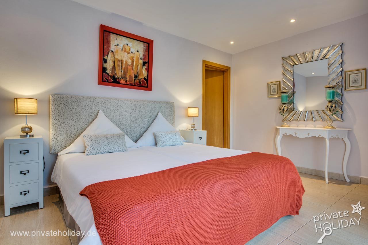 Bright bedroom with double bed and dressing table – Guía de Isora, Tenerife