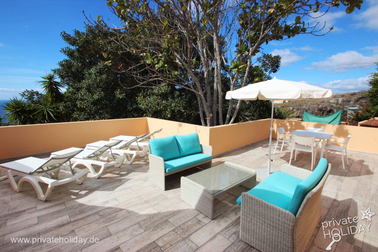 Roof terrace with loungers, seating area and parasol – Guía de Isora, Tenerife