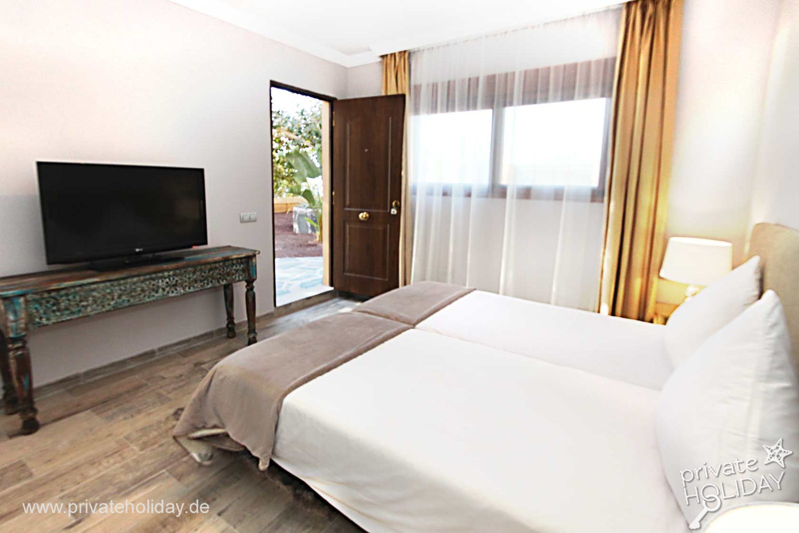 Slaapkamer met tv en open terrassdeur – Guía de Isora, Teneriffa