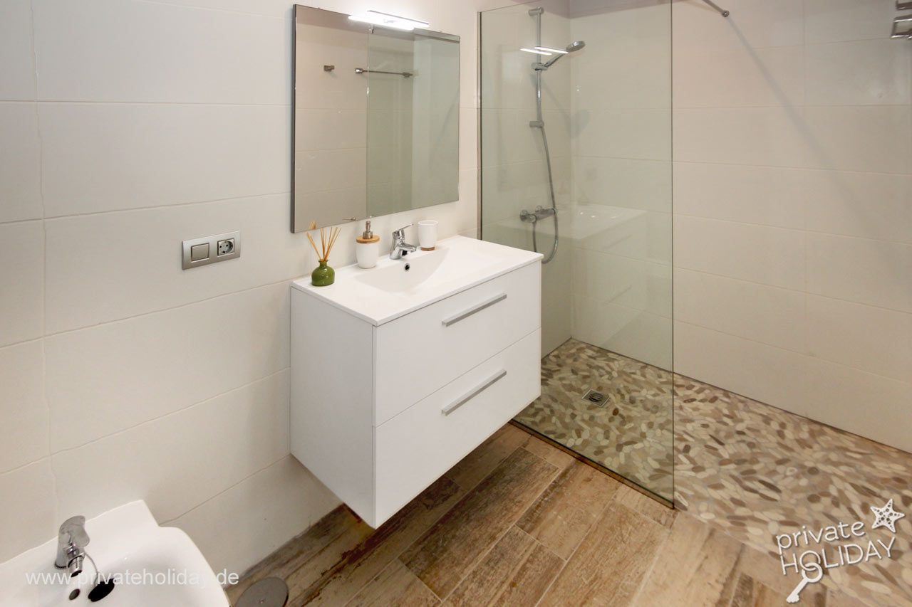 Badkamer met douche en wastafel – Guía de Isora, Teneriffa