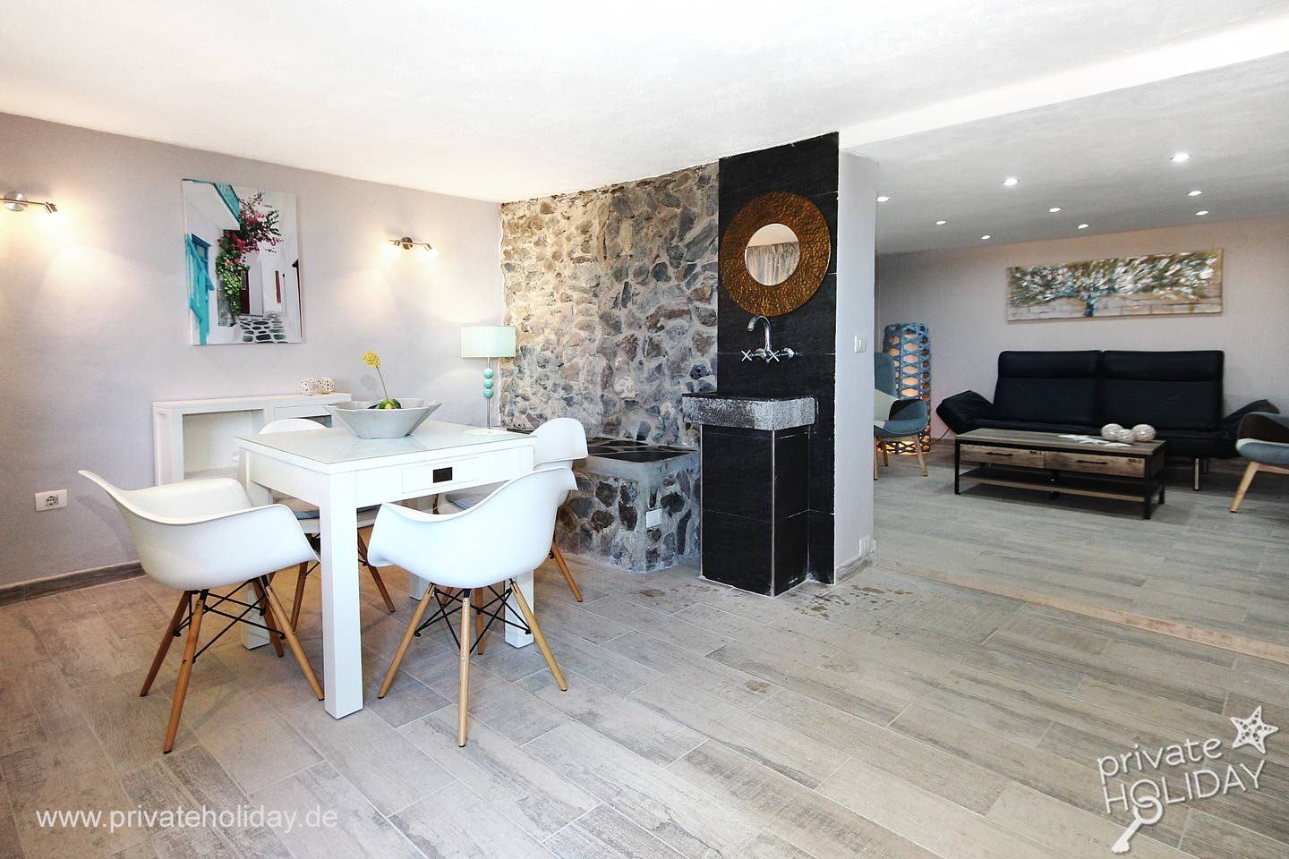 Eethoek met witte tafel en woonkamer – Guía de Isora, Teneriffa