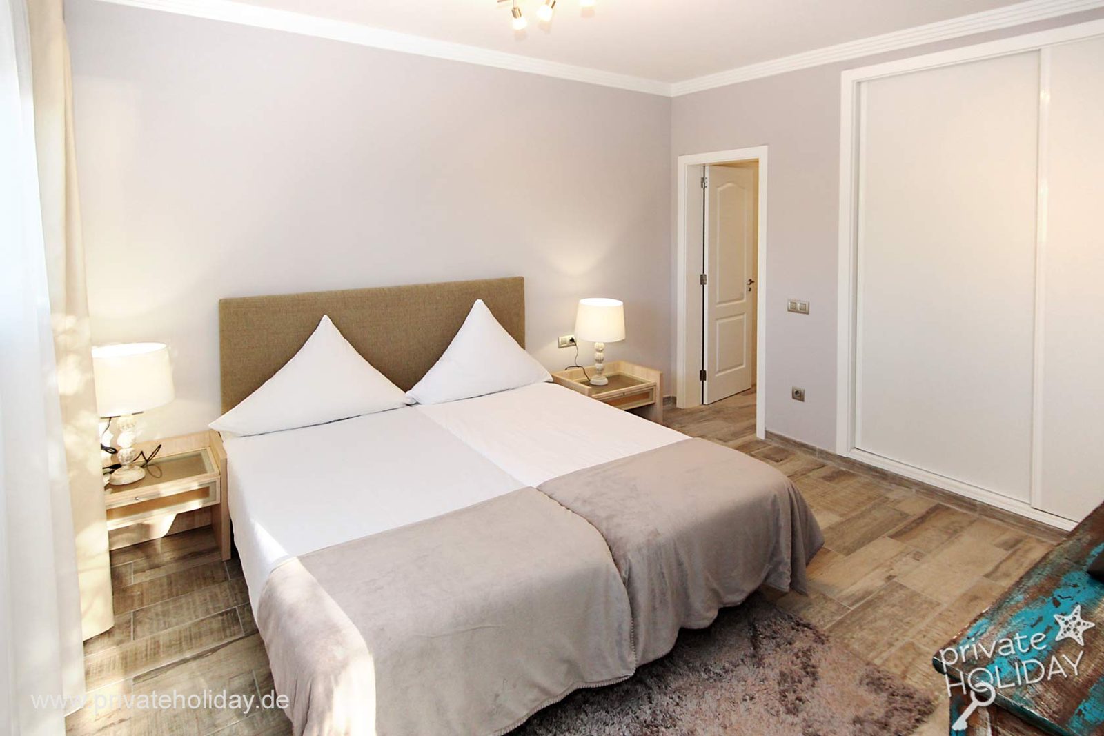 Lichte slaapkamer met tweepersoonsbed en nachtkastjes – Guía de Isora, Teneriffa