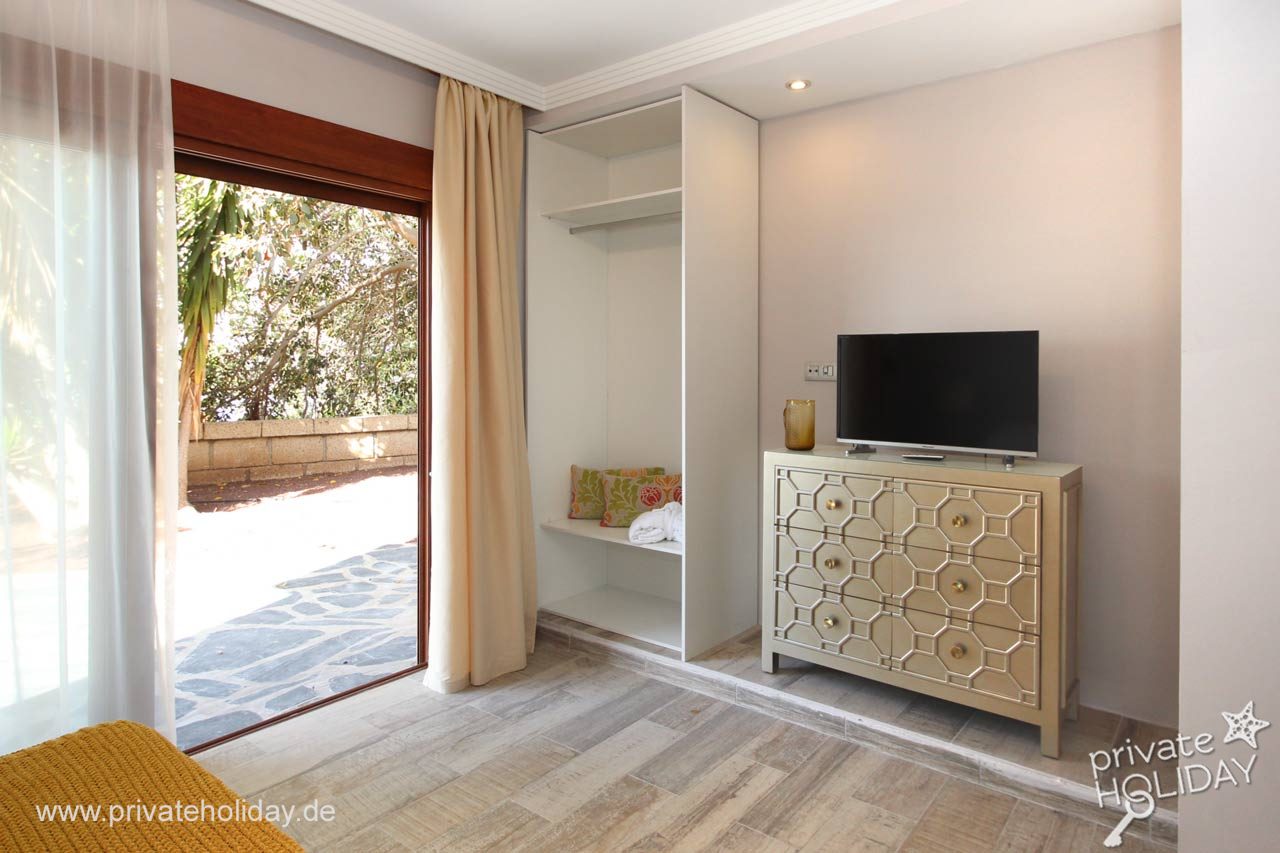 Slaapkamer met tv en terrasdeur – Guía de Isora, Teneriffa