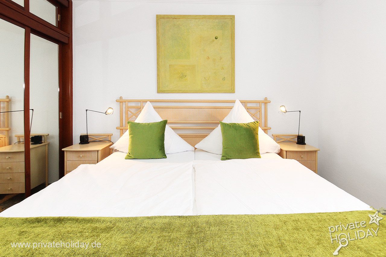 Camera luminosa con letto matrimoniale e comodini – Alcalá, Tenerife