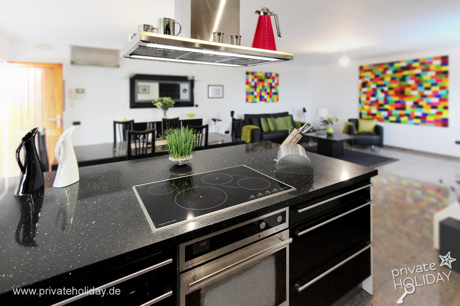 Isola cucina con piano cottura e soggiorno sullo sfondo – Alcalá, Tenerife
