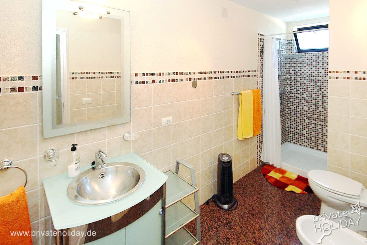 Baño con lavabo, espejo y ducha – Alcalá, Tenerife
