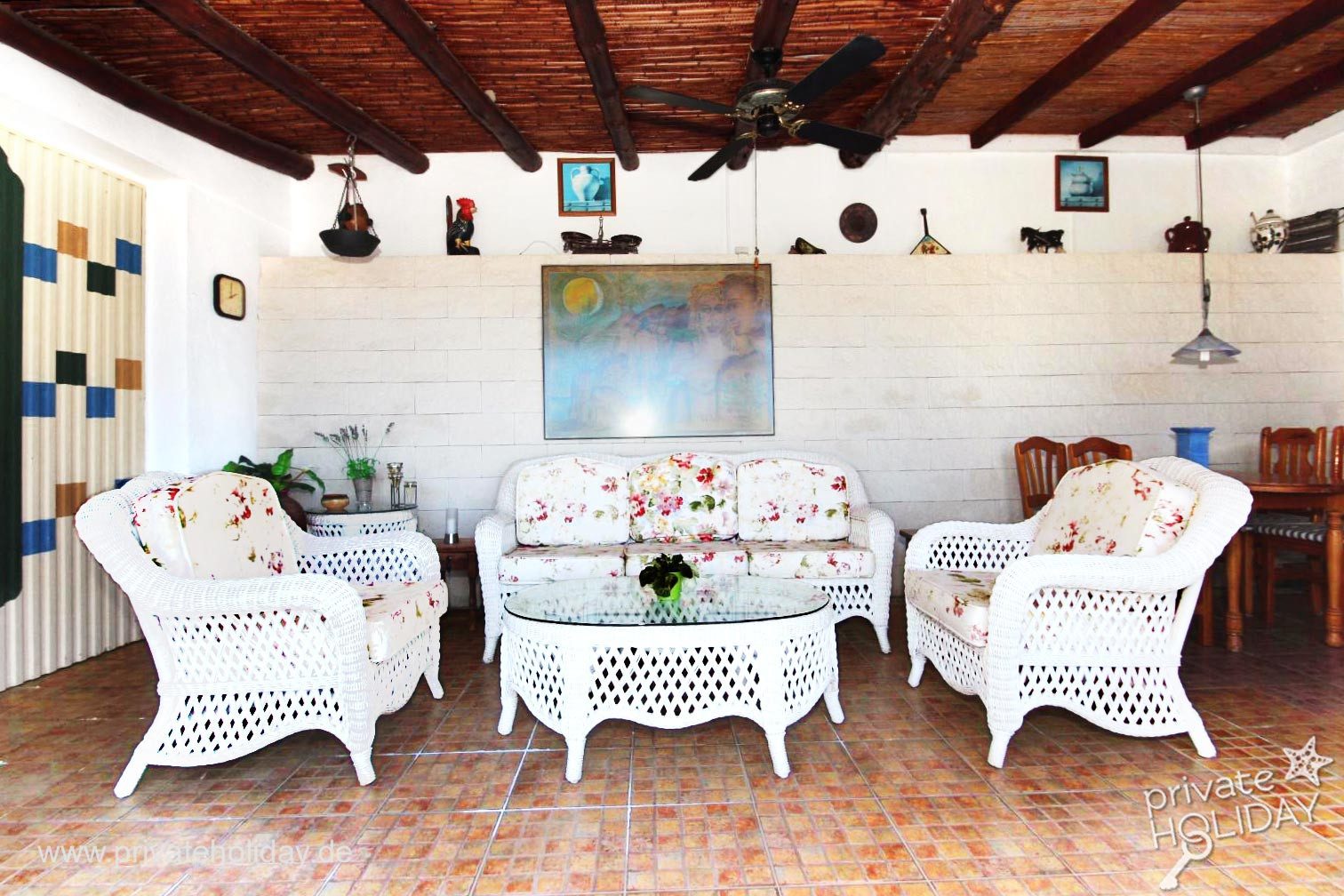 Zona de estar cubierta con muebles de mimbre y mesa baja – Alcalá, Tenerife