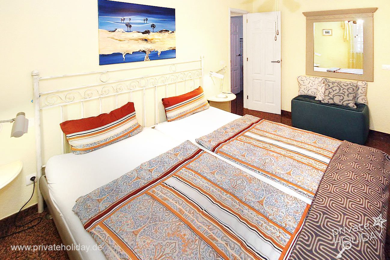 Dormitorio con cama doble y banco – Alcalá, Tenerife
