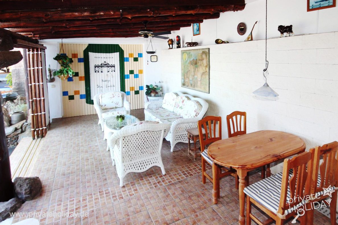 Terraza cubierta con zona de estar y mesa de comedor – Alcalá, Tenerife