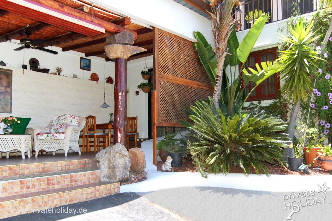 Terraza cubierta con plantas y zona de estar – Alcalá, Tenerife