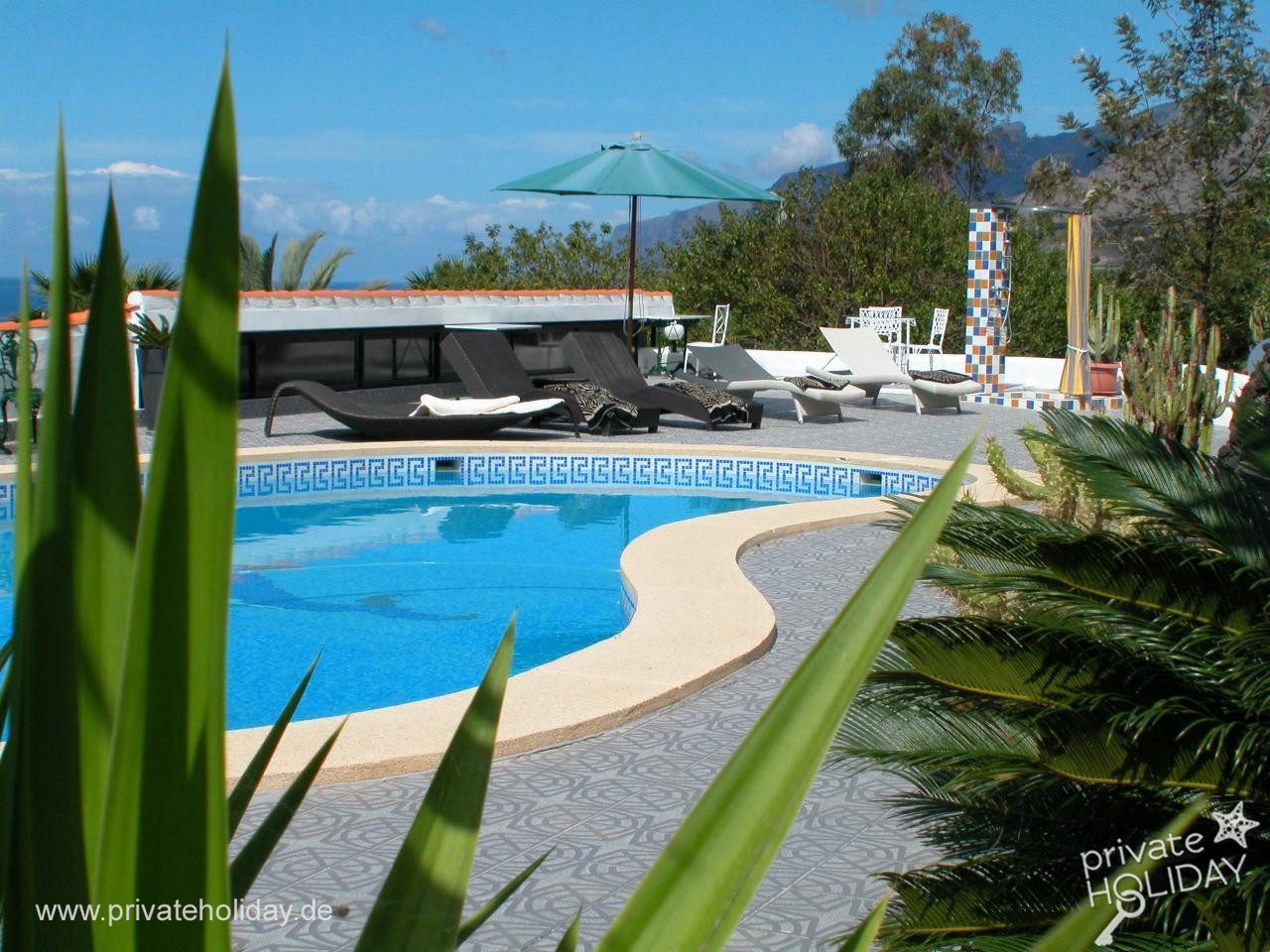 Piscina compartida con tumbonas y vistas al mar – Alcalá, Tenerife