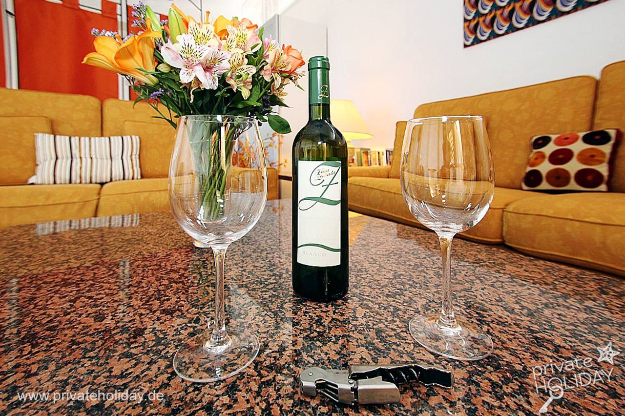Mesa de centro con botella de vino y copas – Alcalá, Tenerife