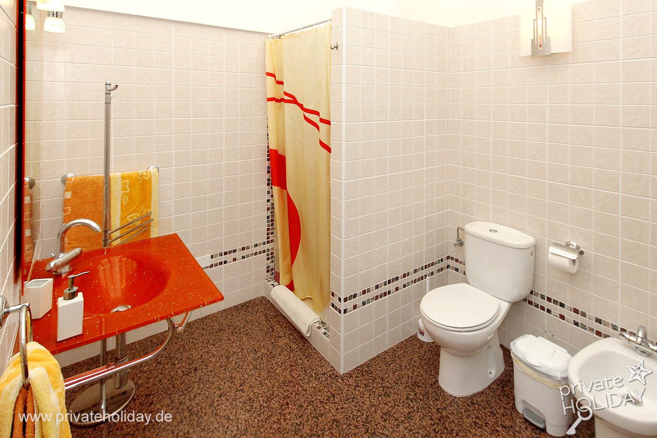 Baño con ducha, lavabo e inodoro – Alcalá, Tenerife