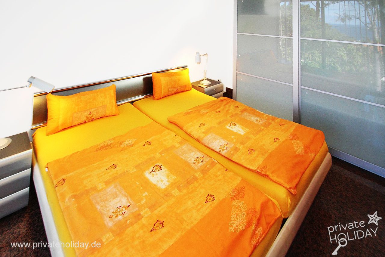 Dormitorio con cama doble y puerta corredera – Alcalá, Tenerife
