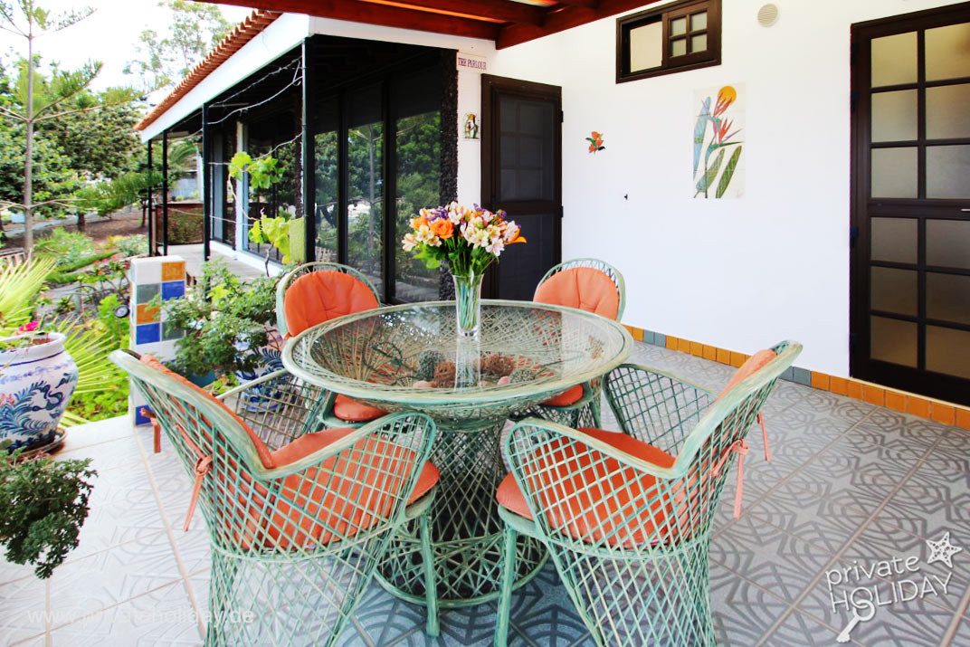 Terraza cubierta con mesa redonda de cristal – Alcalá, Tenerife