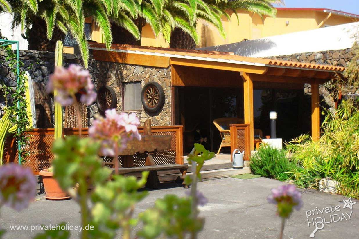Terrazza giardino con zona salotto coperta – Alcalá, Tenerife