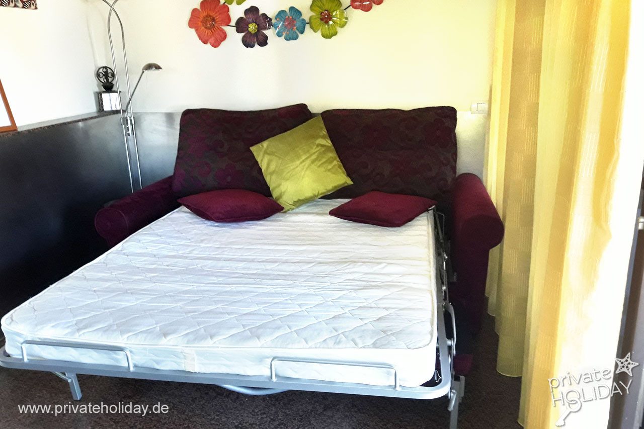 Divano letto con cuscini colorati e tenda – Alcalá, Tenerife