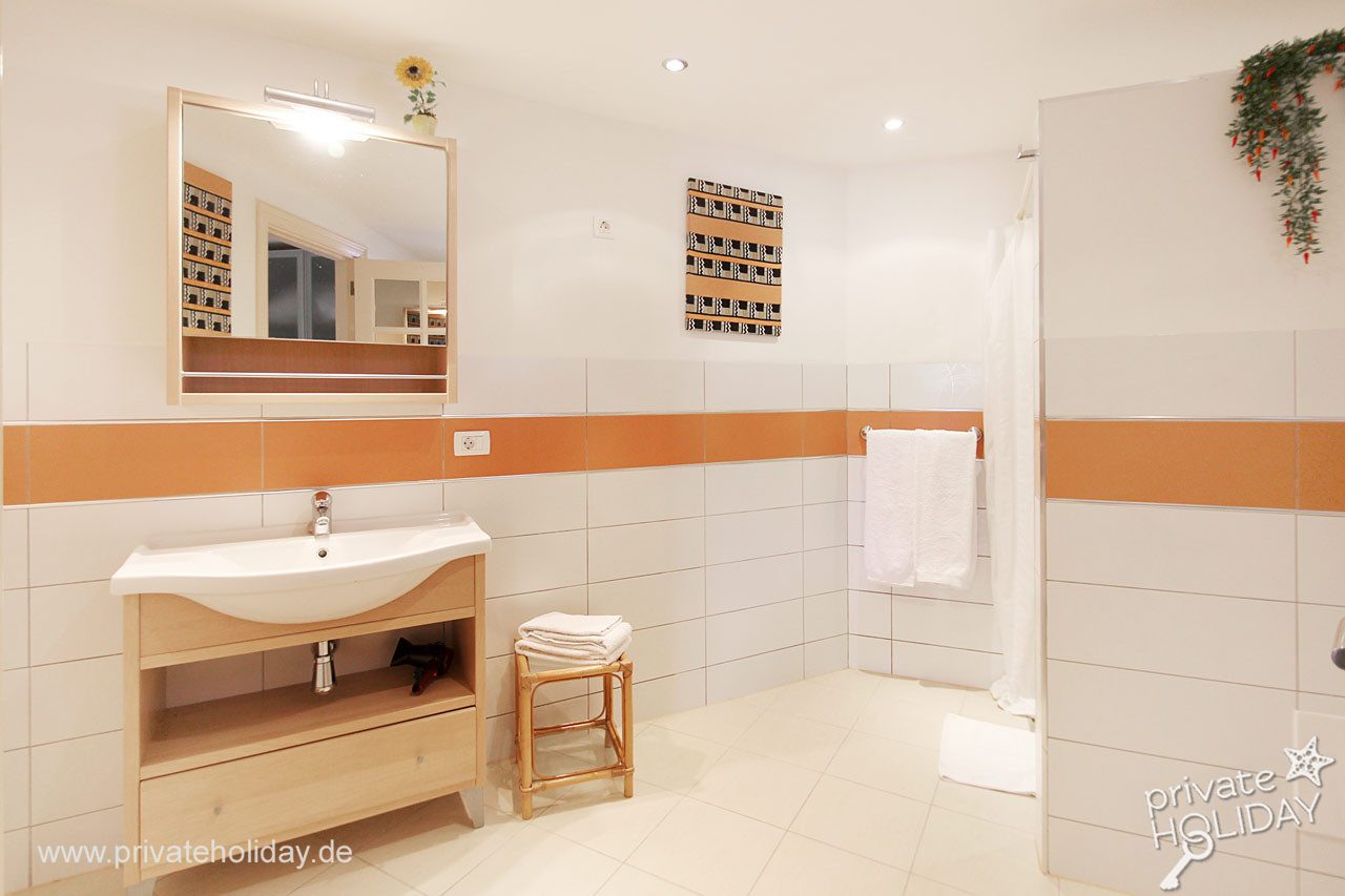 Bagno luminoso con lavabo e doccia – Alcalá, Tenerife