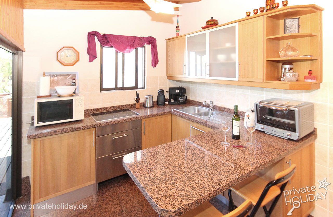 Cucina con isola e mobili in legno – Alcalá, Tenerife
