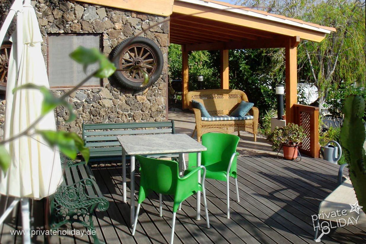 Terrazza coperta con tavolo e sedie verdi – Alcalá, Tenerife