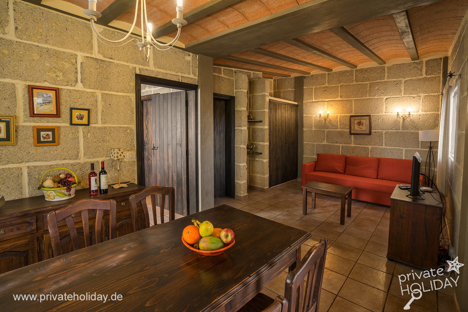 Salon z czerwoną sofą i stołem jadalnym – Candelaria, Tenerife