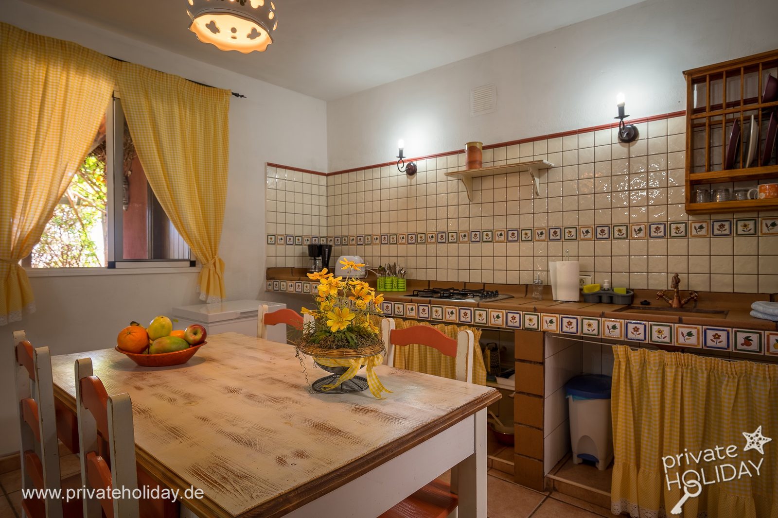 Cucina con tavolo da pranzo e tende gialle – Candelaria, Tenerife