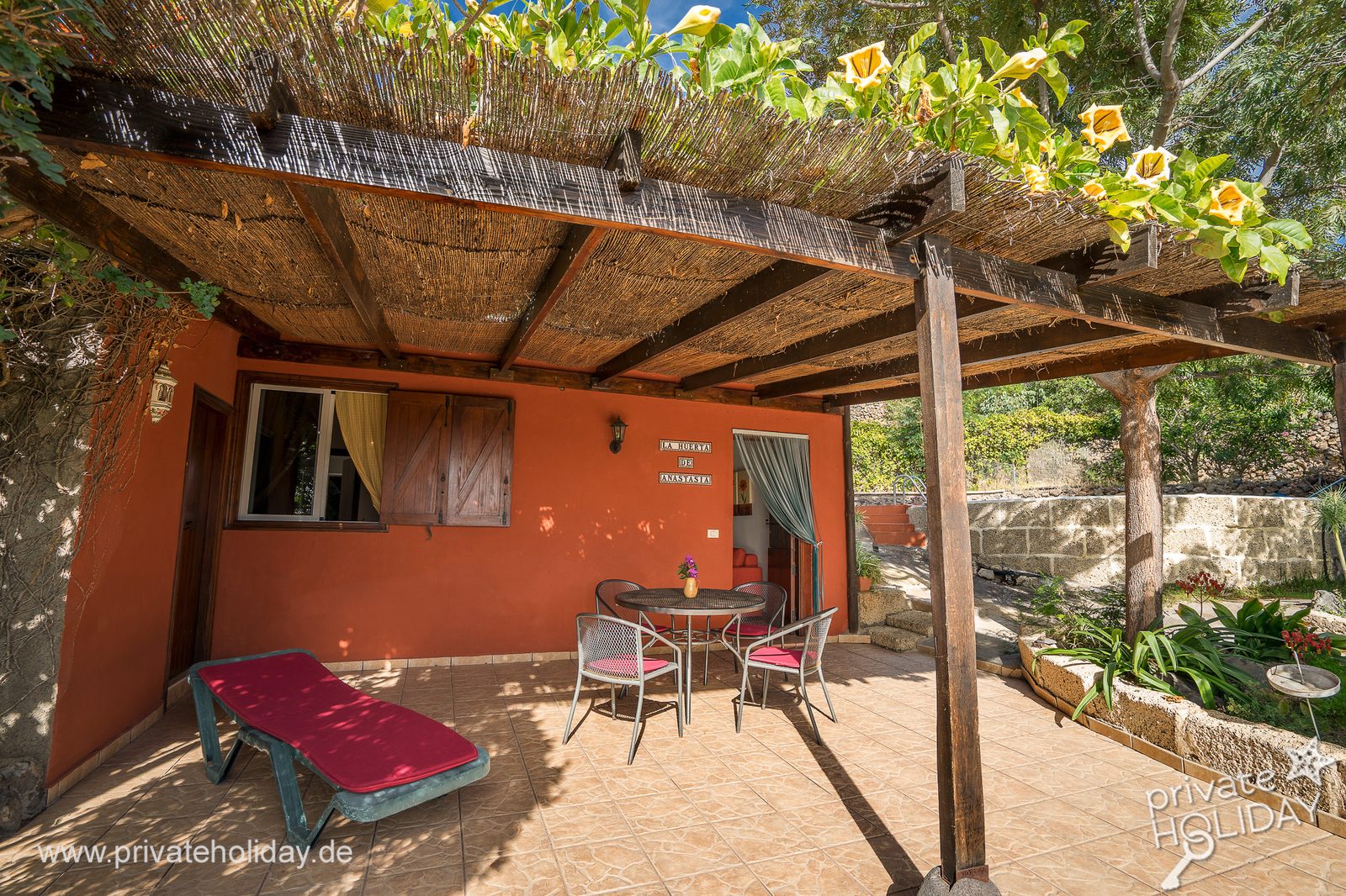 Terrazza coperta con tavolo e lettino – Candelaria, Tenerife